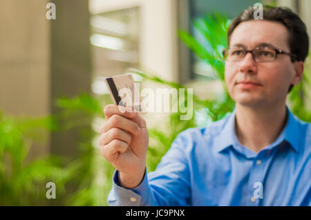 Kunden, die Rechnung im Restaurant mit seiner Kreditkarte bezahlen. Händen eines Mannes geben Plastikkarte Kellner die Bestellung bezahlen Stockfoto