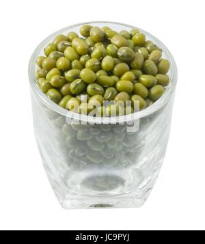 Küche und Essen, Roh und ungekocht Mungobohnen in einem Tumbler, Isolated on White Background. Stockfoto