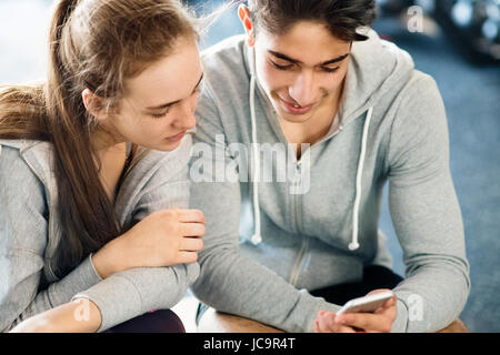 Passen Sie paar in modernen Crossfit Gym mit Smartphone. Stockfoto