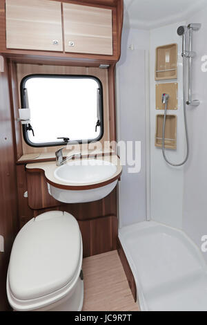 WC mit Dusche im Wohnmobil Stockfoto