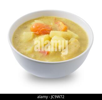 Japanische Küche und Essen, leckere japanische Curry Suppe mit geschnittenen Kartoffeln, Tomaten und Hühnchen, Isolated on White Background. Stockfoto