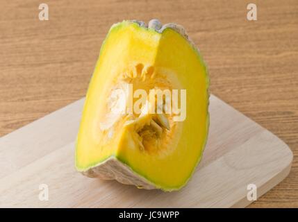 Gemüse, Roh und Scheibe Kürbis auf Holzbrett. Stockfoto