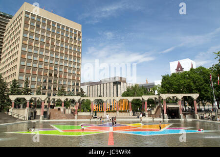 Kanada 150 Zeichen im Pool am Olympic Plaza in Calgary, Kanada. Im Jahr 2017 markiert Kanada 150 Jahre seit dem Jubiläum der Eidgenossenschaft. Stockfoto