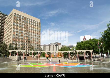 Kanada 150 Zeichen im Pool am Olympic Plaza in Calgary, Kanada. Im Jahr 2017 markiert Kanada 150 Jahre seit dem Jubiläum der Eidgenossenschaft. Stockfoto