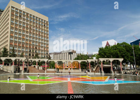 Kanada 150 Zeichen im Pool am Olympic Plaza in Calgary, Kanada. Im Jahr 2017 markiert Kanada 150 Jahre seit dem Jubiläum der Eidgenossenschaft. Stockfoto