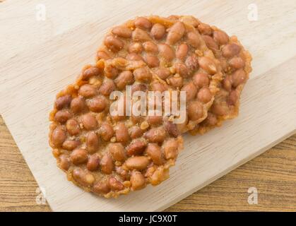 Erdnuss Kräcker Made By Erdnüsse oder Erdnuss auf ein Schneidebrett, Thai Snack an Ballaststoffen, Vitaminen und Mineralstoffen. Stockfoto