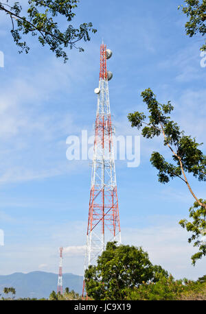 Turm Relais Signal und Baum auf blauen Himmelshintergrund Stockfoto