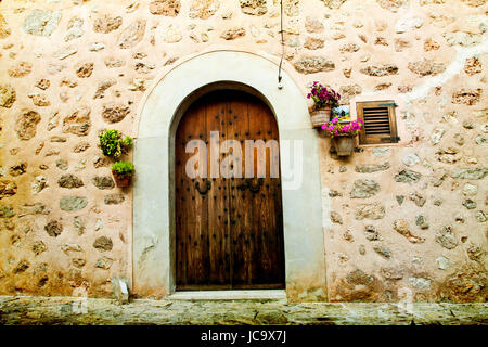 Vintage Foto des traditionellen Hauses in mediterranen Dorfes Valldemossa Mallorca, Spanien Stockfoto