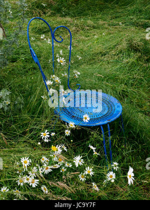 Metallstuhl Garten auf der Wiese Stockfoto