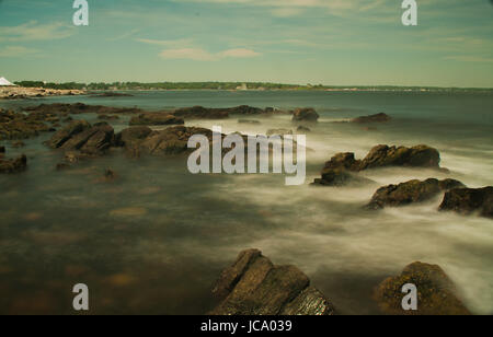 Eine Langzeitbelichtung Foto der Landschaft in Rye, NH getroffen. Stockfoto