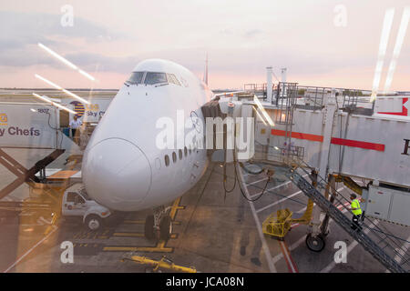 LUFTHANSA Boeing 747 bereitet sich auf Abflug vom Flughafen am Juni 09,2015 in New York, Vereinigte Staaten von Amerika Lufthansa ist eine deutsche Fluggesellschaft und die größte Fluggesellschaft in Stockfoto