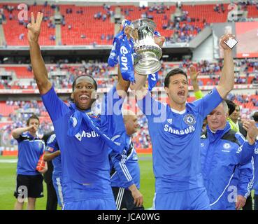 DIDIER DROGBA & MICHAEL BALLAC CHELSEA FC WEMBLEY Stadion LONDON ENGLAND 15. Mai 2010 Stockfoto