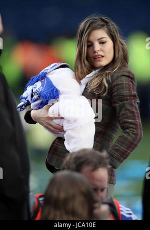 BABY RUBY TATIANA JOE COLE Frau & Tochter JOE COLE Frau & Tochter STAMFORD BRIDGE LONDON ENGLAND 9. Mai 2010 Stockfoto