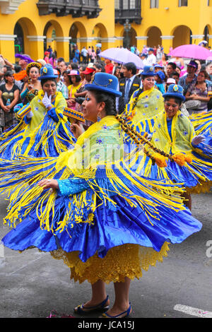 Einheimische Frauen tanzen bei Festival der Jungfrau De La Candelaria in Lima, Peru. Das Herzstück des Festivals ist, Tanz und Musik von verschiedenen Stockfoto