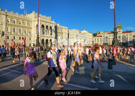 Menschen, die Teilnahme an The Color Run in Triest, Italien. Triest ist die Hauptstadt der autonomen Region Friaul-Julisch Venetien Stockfoto