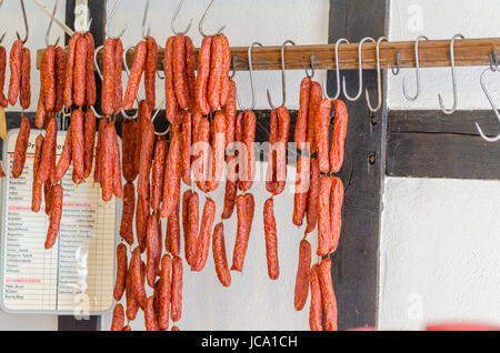 LWL-Freilichtmuseum Hagen.  Aufnahmen Mit Freundlicher Genehmigung der Abteilung Für Öffentlichkeitsarbeit. Traditionelles Essen. Geräucherte Würste Hängen ein Einer Stange Zum Verkauf in Einer Metzgerei. Stockfoto