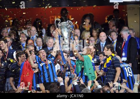 LUCIO & MAICON LIFT Trophäe BAYERN München V INTER M BAYERN München V INTER Mailand SANTIAGO BERNABEU MADRID Spanien 22. Mai 2010 Stockfoto