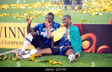 SULLEY MUNTARI & SAMUEL ETO FC BAYERN München V INTE BAYERN München V INTER Mailand SANTIAGO BERNABEU MADRID Spanien 22. Mai 2010 Stockfoto