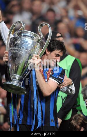 DIEGO MILITO mit Trophäe BAYERN München V INTER MIL BAYERN München V INTER Mailand SANTIAGO BERNABEU MADRID Spanien 22. Mai 2010 Stockfoto