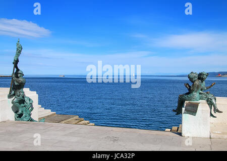 Bronze-Statuen an der Waterfront in Triest, Italien. Triest ist die Hauptstadt der autonomen Region Friaul-Julisch Venetien Stockfoto