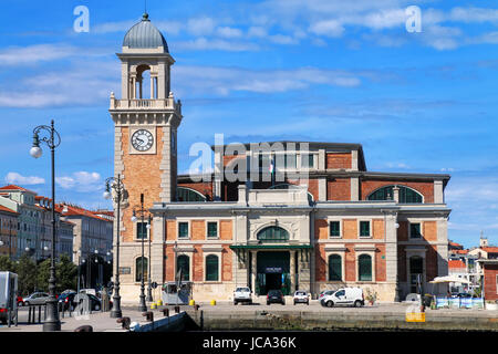 Marine Aquarium-Gebäude am Hafen Triest, Italien. Triest ist die Hauptstadt der autonomen Region Friaul-Julisch Venetien Stockfoto