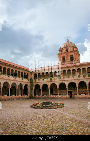 Innenhof des Klosters von Santo Domingo in Koricancha Komplex, Cusco, Peru. Koricancha war der wichtigste Tempel in das Inka-Reich, th gewidmet Stockfoto