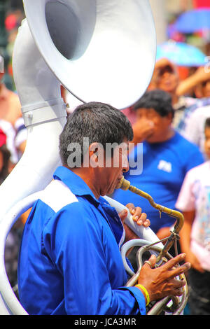 Lokale Mann spielt Sousaphon beim Festival der Jungfrau De La Candelaria in Lima, Peru. Das Herzstück des Festivals ist, Tanz und Musik Stockfoto