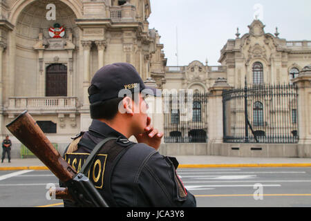 Polizisten stehen in der Nähe von Regierungspalast in Lima, Peru. Peruanische Nationalpolizei ist eines der größten Polizeikräfte in Südamerika. Stockfoto
