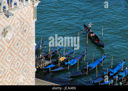 Gondeln vor Anker in der Nähe von Piazza San Marco in Venedig, Italien. Venedig ist eines der wichtigsten touristischen Destinationen in der ganzen Welt für seine berühmten Kunst ein Stockfoto