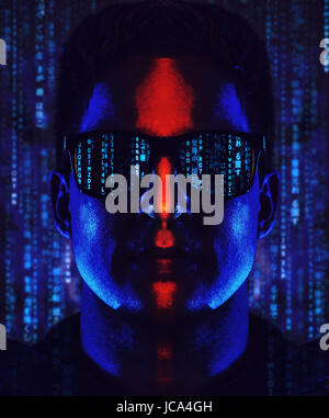 Junge cool Mann Programm Coder in Sonnenbrille Porträt. Vergleichen Sie dramatische blaue und rote Farben und Codesymbole. Stockfoto