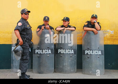 Polizisten mit Riot Shields stehend an der Wand in Lima, Peru. Peruanische Nationalpolizei ist eines der größten Polizeikräfte in Südamerika. Stockfoto