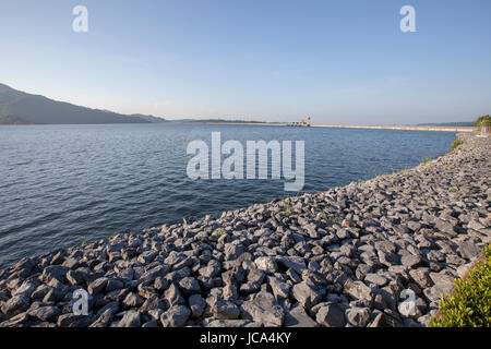 volle höchste Wasserspeicherung in Khun Dan Prakarn Chon dam Nakorn Nayok thailand Stockfoto