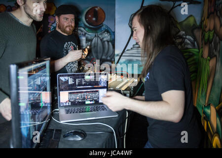 D'jays live zu spielen. Musizieren mit Gameboys. Chiptune-d'jays. Stockfoto