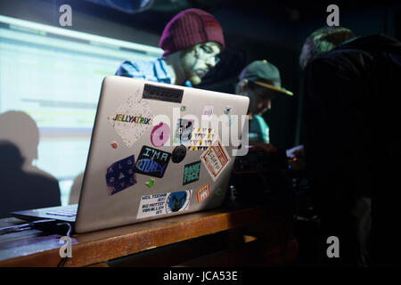 D'jays live zu spielen. Musizieren mit Gameboys. Chiptune-d'jays. Stockfoto