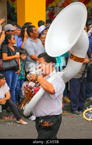 Lokale Mann spielt Sousaphon beim Festival der Jungfrau De La Candelaria in Lima, Peru. Das Herzstück des Festivals ist, Tanz und Musik Stockfoto