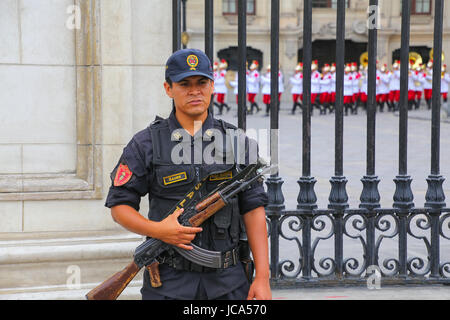 Polizisten stehen in der Nähe von Regierungspalast in Lima, Peru. Peruanische Nationalpolizei ist eines der größten Polizeikräfte in Südamerika. Stockfoto