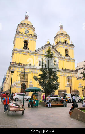 St. Peter Kirche in Lima, Peru. Diese Kirche ist Teil der historischen Mitte von Lima, die 1991 auf der Weltkulturerbeliste der UNESCO aufgenommen wurde. Stockfoto