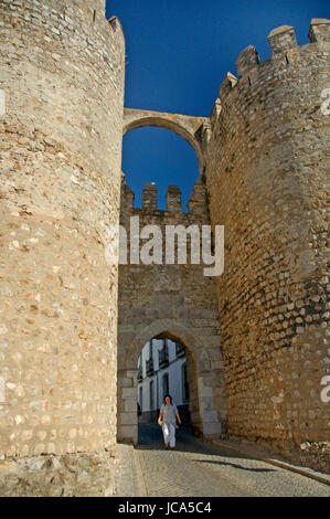 Alentejo, Portugal, 25-September-2007: eine Frau, die in der Einfahrt ein majestätisches und dem Alten Schloss in mertola Dorf. Stockfoto