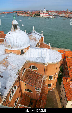 Blick auf die Kuppel der Kirche San Giorgio Maggiore und Canale della Giudecca in Venedig. Venedig befindet sich in einer Gruppe von 117 kleine Inseln, die s Stockfoto