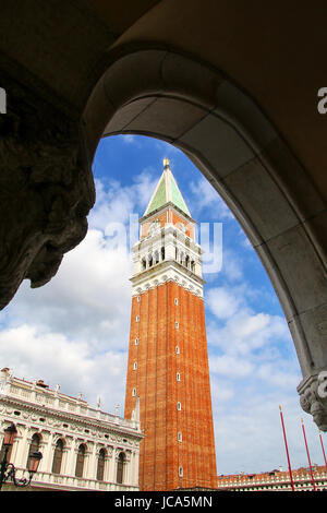 Markusplatz Campanile gesehen durch Palazzo Ducale-Galerie an der Piazzetta San Marco, Venedig, Italien. Es ist eines der bekanntesten Wahrzeichen der Stadt. Stockfoto
