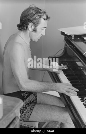 Charles Aznavour mit Frau Ulla Thorsell genießen ihre Ferien in ihrem Haus in Mandelieu-La-Napoule (Alpes-Maritimes, Frankreich).  Sommer 1970 Foto Michael Holtz Stockfoto