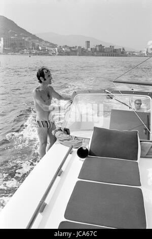 Charles Aznavour mit Frau Ulla Thorsell genießen ihre Ferien in ihrem Haus in Mandelieu-La-Napoule (Alpes-Maritimes, Frankreich).  Sommer 1970 Foto Michael Holtz Stockfoto