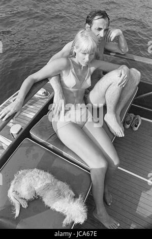 Charles Aznavour mit Frau Ulla Thorsell genießen ihre Ferien in ihrem Haus in Mandelieu-La-Napoule (Alpes-Maritimes, Frankreich).  Sommer 1970 Foto Michael Holtz Stockfoto