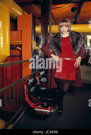 Mireille Darc trägt ein Outfit von französischen Designer Yves Saint Laurent aus der Herbst Winter Kollektion.  Frühling 1968 Foto Michael Holtz Stockfoto