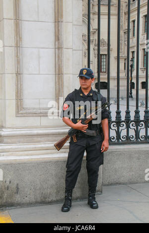 Polizisten stehen in der Nähe von Regierungspalast in Lima, Peru. Peruanische Nationalpolizei ist eines der größten Polizeikräfte in Südamerika. Stockfoto