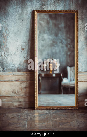 Vintage-Stil-Interieur-Details. Alte Mauer und Spiegel mit Reflexion. Stockfoto