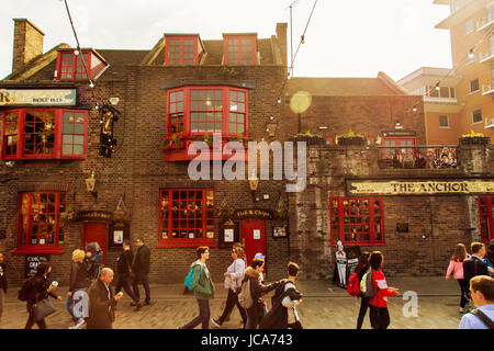 London, UK - 17. April 2015: Passanten vor The Anchor Pub in London. Historischen Pub, mehr als 200 Jahren. Stockfoto