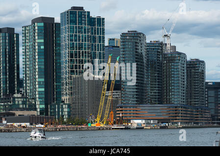 Moderne Gebäude in Melbourne Stadt sprießen. Von Yarra River Rückkehr aus Williamstown gesehen. Victoria. Australien. Stockfoto