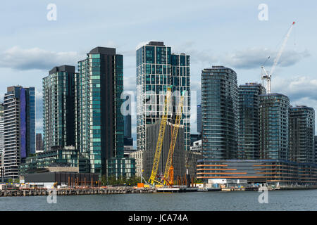 Moderne Gebäude in Melbourne Stadt sprießen. Von Yarra River Rückkehr aus Williamstown gesehen. Victoria. Australien. Stockfoto