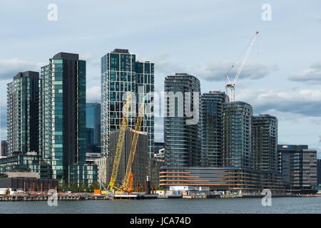 Moderne Gebäude in Melbourne Stadt sprießen. Von Yarra River Rückkehr aus Williamstown gesehen. Victoria. Australien. Stockfoto